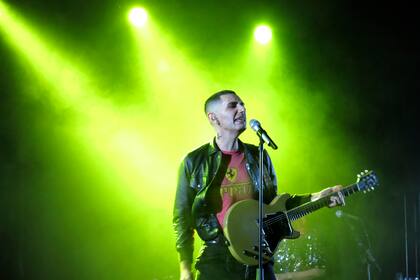 El cantautor chileno Alex Anwandter se presenta en concierto en la Ciudad de México el 12 de noviembre de 2023. (Foto AP/Berenice Bautista)