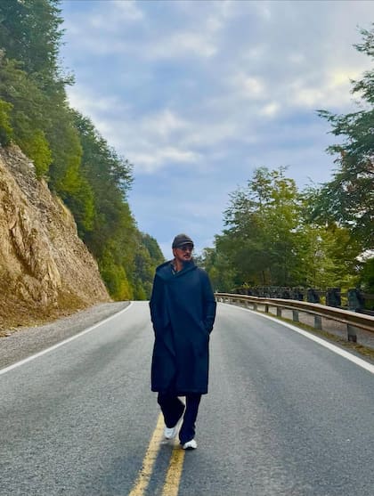 El cantautor eligió una vestimenta invernal muy relajada y fiel a su estilo informal: gorros de lana con visera, anteojos oscuros, pantalones holgados y abrigos rústicos de texturas pesadas (Foto: Instagram/@ricardoarjona)