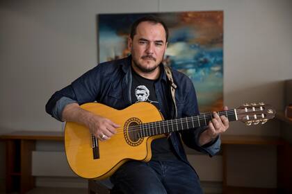 El cantautor español repasó sus 20 años de trayectoria en un disco y un DVD; en mayo vendrá al país a recordar en directo lo mejor de su repertorio