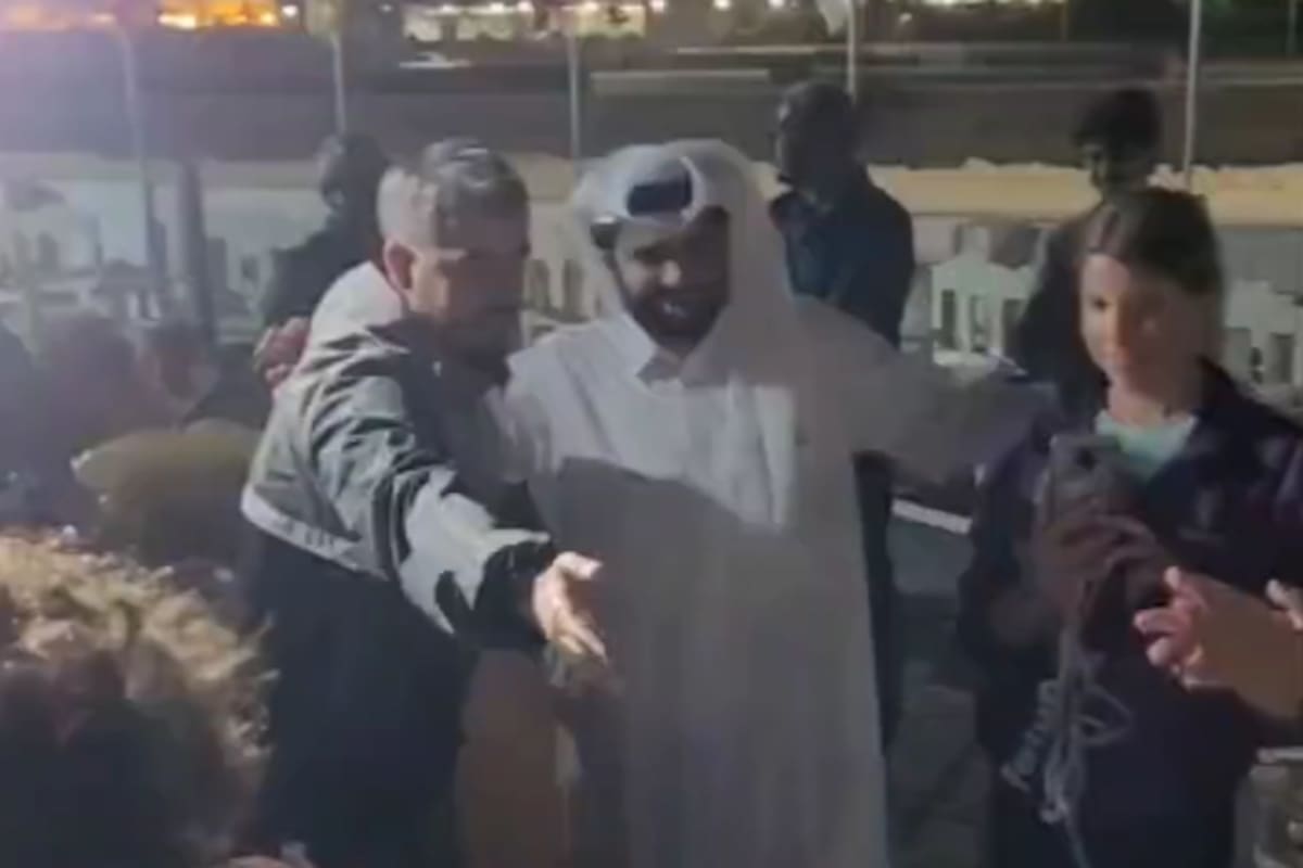 El canto de hinchas argentinos en la parrilla de un jeque