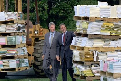 El caótico esfuerzo de Musk para recortar gastos contrasta con el que hizo Clinton