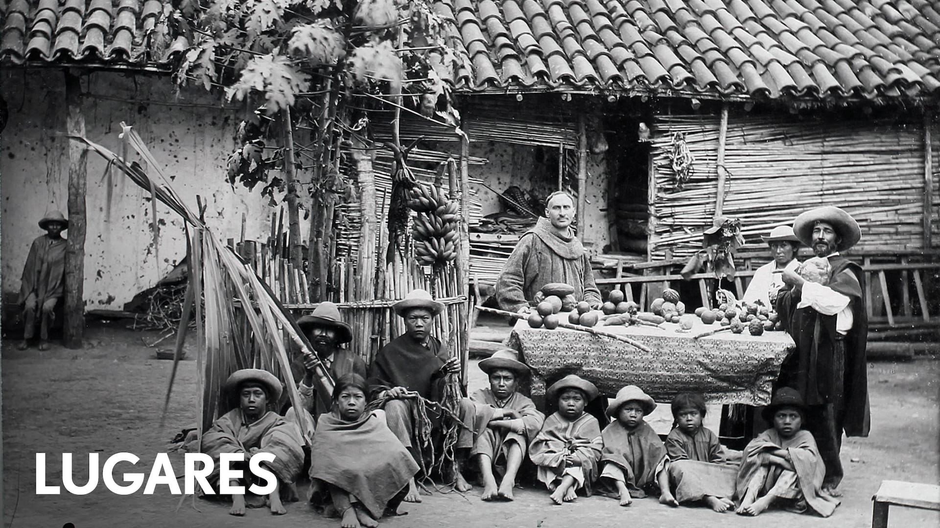 El capataz de Chimeo le muestra al padre franciscano la variedad de frutas que produce esa misión.