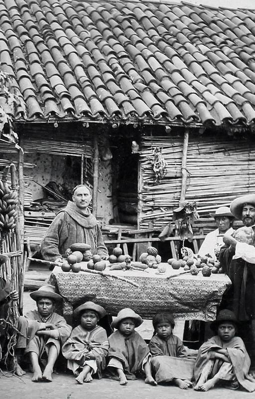El capataz de Chimeo le muestra al padre franciscano la variedad de frutas que produce esa misión.