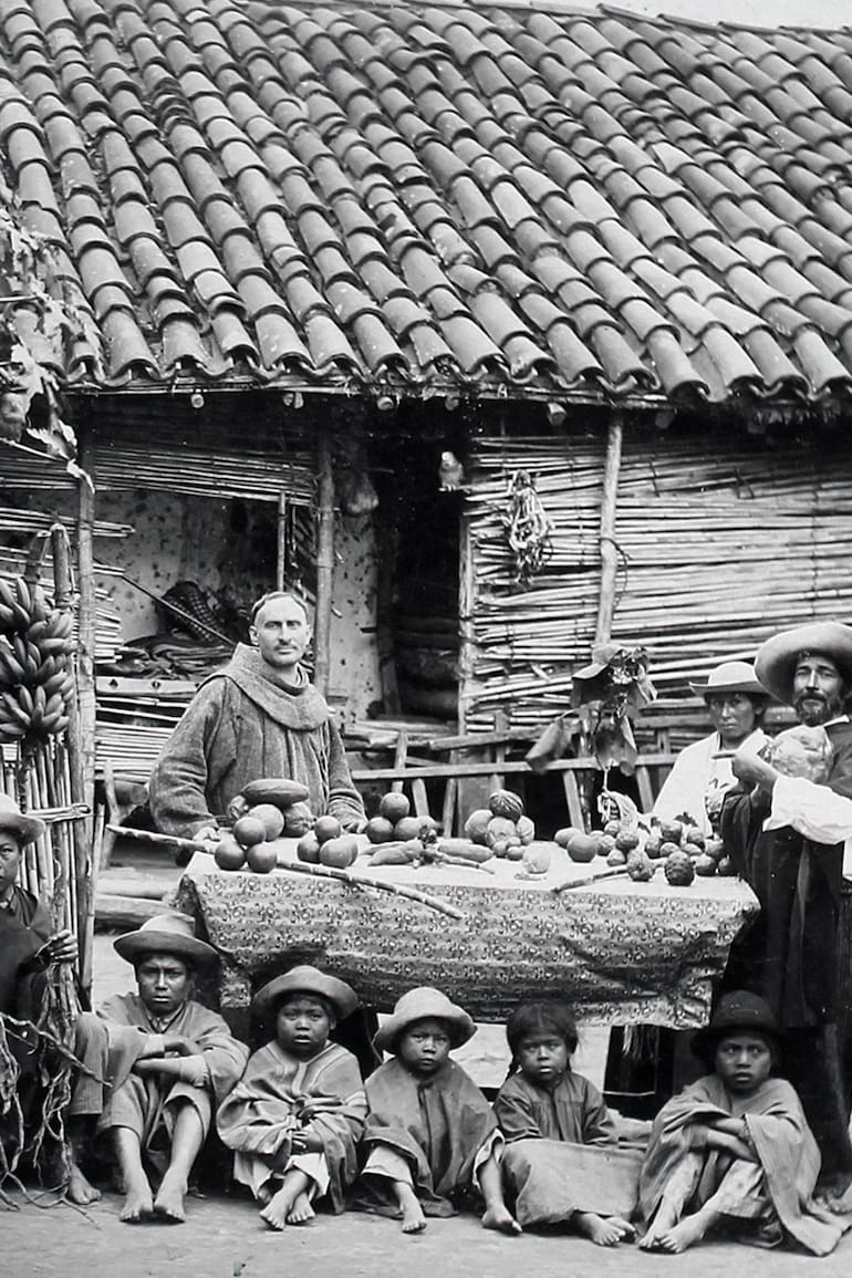 El capataz de Chimeo le muestra al padre franciscano la variedad de frutas que produce esa misión.