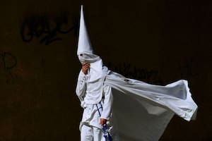 El capirote, el llamativo gorro que llevan los penitentes en la Semana Santa española (FOTO: GETTY)