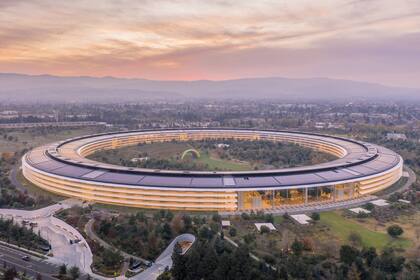 El capitalismo moderno, simbolizado por el Apple Park, es diferente al mercantil, según sostiene Edmund Phelps