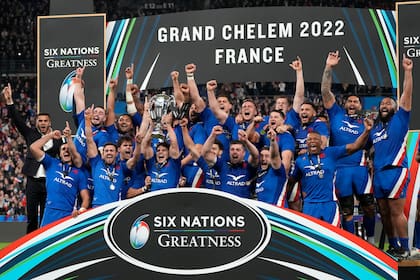 El capitán Antoine Dupont sostiene el trofeo que Francia tardó 12 años en recapturar: les bleus son los campeones del Seis Naciones, y con Grand Slam (o Grand Chelem), tras el sólido triunfo sobre Inglaterra en Saint-Denis.