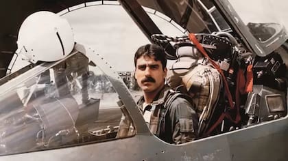 El Capitán Armindo Sousa Viriato de Freitas en un avión de combate de la FAB, la Fuerza Área Brasileña
