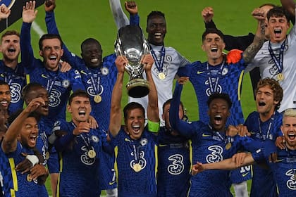 El capitán Azpilicueta encabeza la celebración de Chelsea en Belfast