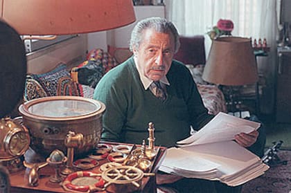 El capitán Benchetrit en 1999 en su casa de La Lucila un verdadero museo marino donde conservaba recuerdos de sus múltiples experiencias en todo el mundo