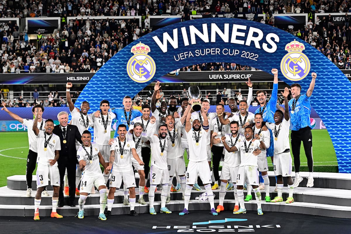 El capitán Benzema levanta la Supercopa en el podio