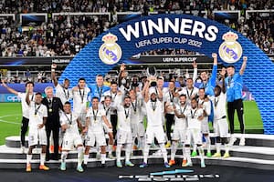 El capitán Benzema levanta la Supercopa en el podio