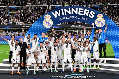 El capitán Benzema levanta la Supercopa en el podio