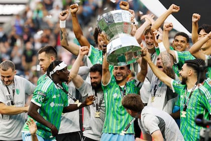 El capitán Cristian Roldan inicia la celebración de Seattle Sounders, ganador de la Leagues Cup 2025