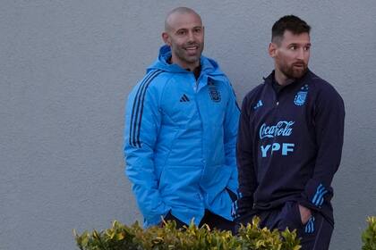 El capitán de Argentina, Lionel Messi, junto al entrenador del seleccionado Sub23, Javier Mascherano
