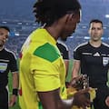 Qué representa la estatuilla que recibió ayer Lionel Messi de manos del capitán de Benín