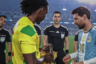 Qué representa la estatuilla que recibió ayer Lionel Messi de manos del capitán de Benín