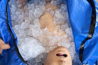 El capitán de bomberos de Phoenix John Prato muestra un nuevo protocolo que está adoptando el departamento de bomberos en la ciudad más calurosa de Estados Unidos, antes de la primera ola de calor de la temporada en el oeste del país, el lunes 3 de junio de 2024 en Phoenix. La terapia de inmersión en agua fría ya se utiliza en hospitales de la zona y ahora será empleada por bomberos y paramédicos de Phoenix con los pacientes que encuentren con síntomas de golpe de calor. (AP Foto/Anita Snow)