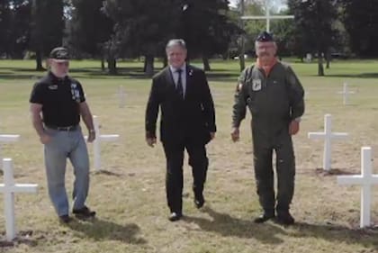 El capitán de fragata e infante de Marina Carlos Bianchi, el coronel Daniel Esteban y el brigadier Ernesto Rubén Ureta, excombatientes que aparecen en el video oficia