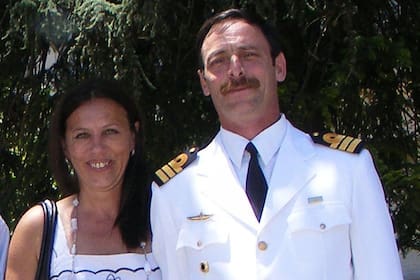 El capitán de fragata Marcelo Toulemonde junto a su esposa