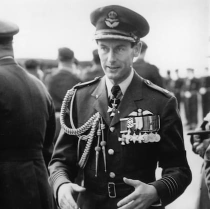 El capitán de grupo Peter Townsend había sido un piloto de combate durante la Segunda Guerra Mundial y altamente condecorado