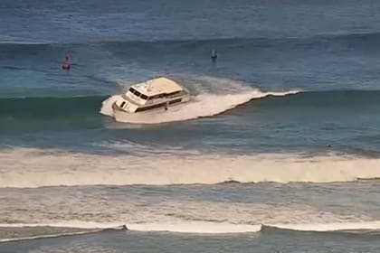 El capitán de la embarcación perdió el control por el impacto de las olas (U.S. Coast Guard)