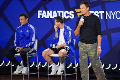 El capitán de la selección argentina, Lionel Messi, junto al director técnico, Lionel Scaolini, y el astro del fútbol americano, Tom Brady