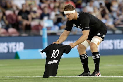El capitán de los All Blacks, Sam Cane, ofrenda una camiseta negra con el nombre de Maradona antes del partido frente a Los Pumas en Newcastle, Australia.