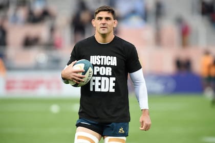 El capitán de los Pumas, Pablo Matera, con la camiseta en homenaje a Federico Martín Aramburú