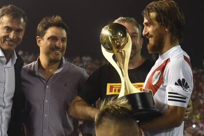 El capitán de River, Leo Ponzio, recibe la copa luego de la victoria en el superclásico de verano