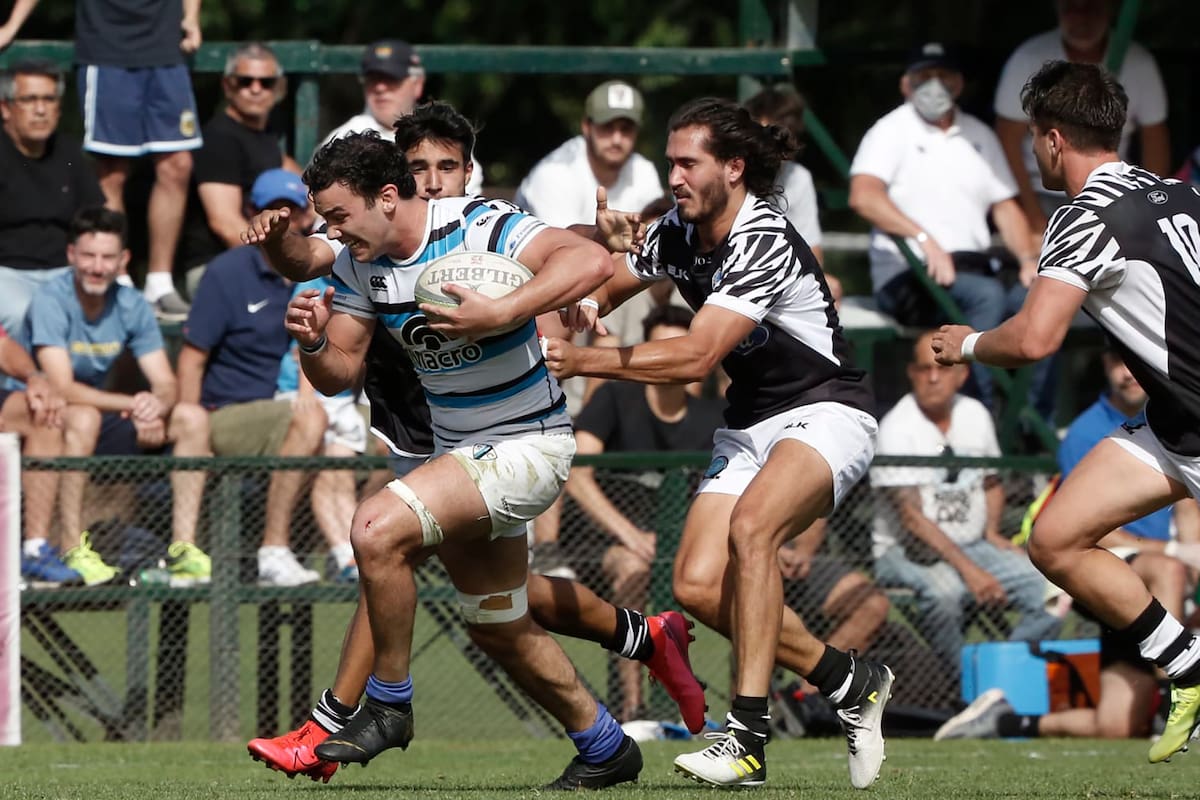 El capitán de SIC, Tomás Meyrelles, deja atrás a Jerónimo Solveyra, el fullback de CASI: el visitante fue muy superior en el clásico de San Isidro, que ganó por 35-13 en el Top 12 de la URBA.