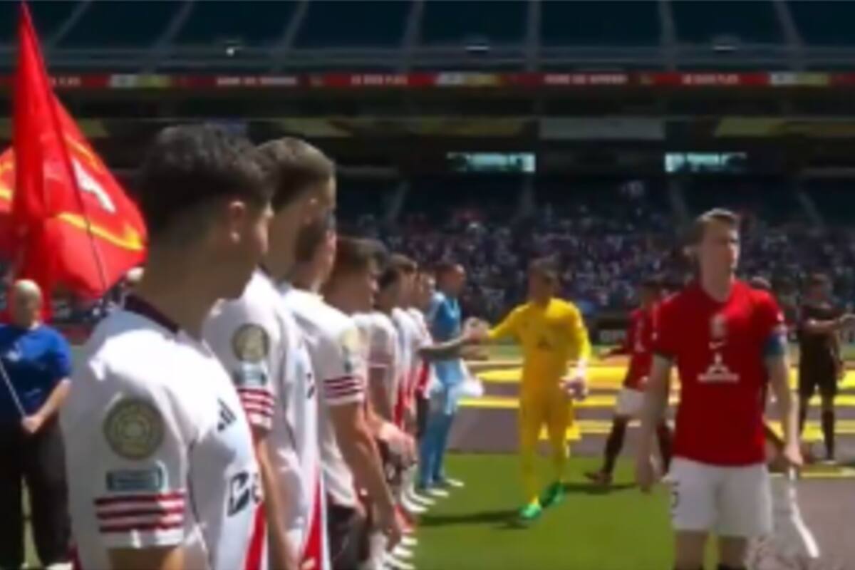 El capitán de Urawa Red Diamonds, el noruego Marius Hoibraten, pasó por delante de los jugadores de River, sin saludarlos