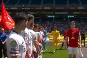 El capitán de Urawa Red Diamonds, el noruego Marius Hoibraten, pasó por delante de los jugadores de River, sin saludarlos
