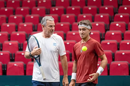 El capitán del equipo argentino de Copa Davis, Javier Frana, junto con el debutante en la competencia Francisco Comesaña, en Países Bajos