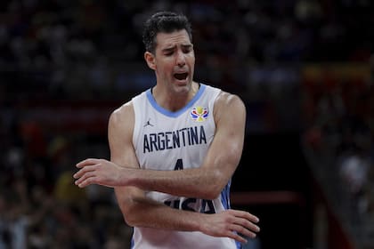 El capitán del equipo argentino, Luis Scola, reacciona durante su final de la Copa Mundial de Baloncesto FIBA contra España, en el Cadillac Arena en Beijing, el domingo 15 de septiembre de 2019.