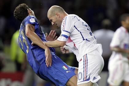 El capitán del equipo de fútbol francés Zinedine Zidane golpea con su cabeza al defensor italiano Marco Materazzi durante el partido final de fútbol de la Copa Mundial 2006 entre Italia y Francia.