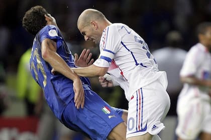 El capitán del equipo de fútbol francés Zinedine Zidane golpea con su cabeza al defensor italiano Marco Materazzi durante el partido final de fútbol de la Copa Mundial 2006 entre Italia y Francia.