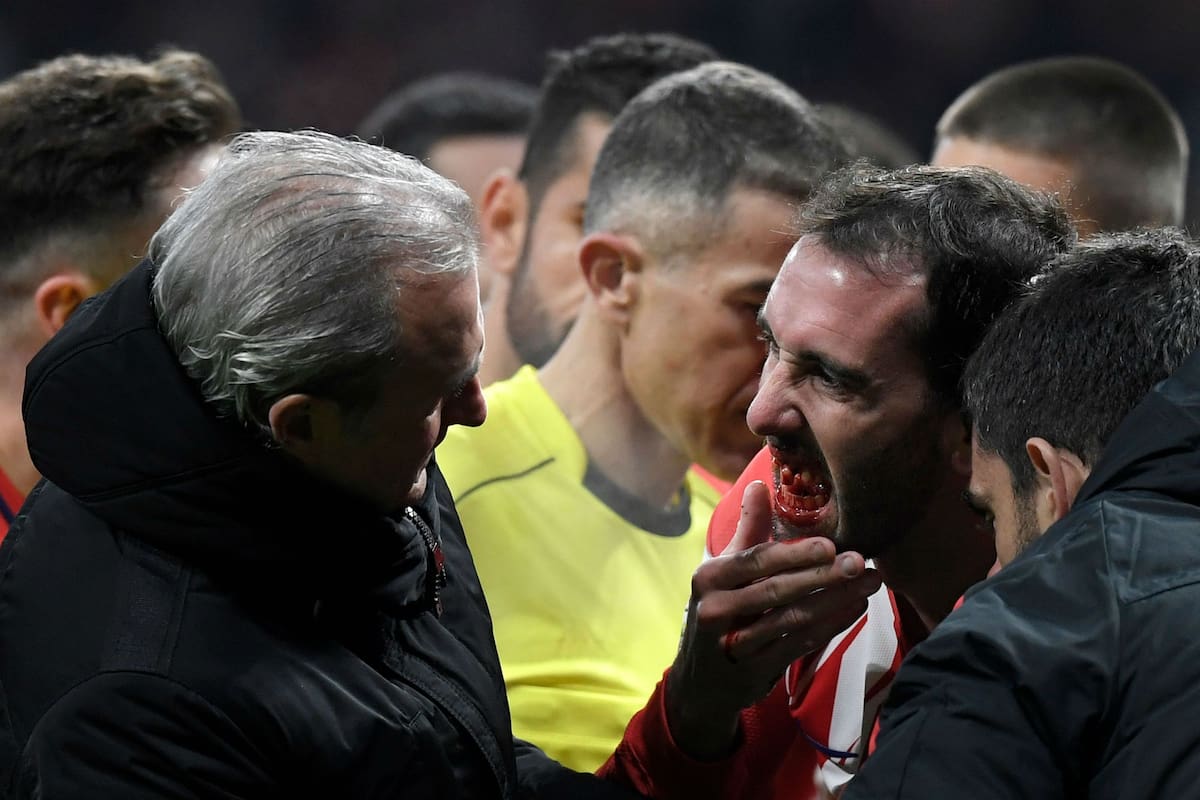 El capitán Diego Godín sufrió un golpe por parte del arquero de Valencia y debió abandonar la cancha