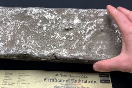 El capitán Drake Nicholas identificó la pieza al examinar sus características y comprobar que presentaba marcas compatibles con un lingote de plata