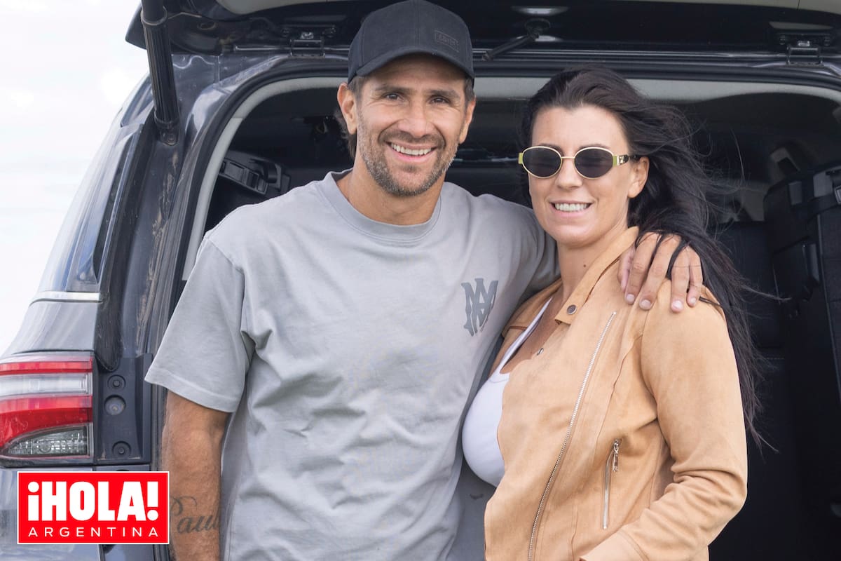 El "Capitán Eterno", como lo bautizaron los hinchas de River, sonríe a cámara junto a su mujer, Celeste Pumpido