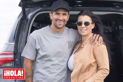 El "Capitán Eterno", como lo bautizaron los hinchas de River, sonríe a cámara junto a su mujer, Celeste Pumpido