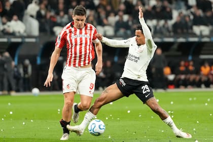 El capitán Guido Carrillo domina la escena ante Allan; Estudiantes jugará las semifinales ante el ganador de la serie entre Flamengo e Independiente del Valle