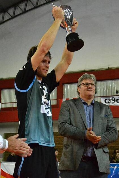 El capitán Guillermo García levanta el trofeo