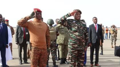 El capitán Ibrahim Traoré (izquierda), de Burkina Faso, y el general Abdourahamane Tiani (derecha), de Níger, tomaron el poder en sendos golpes de Estado y prometieron combatir a los insurgentes