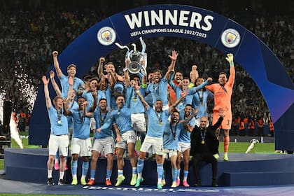 El capitán Ilkay Gündogan levanta la copa: Manchester City hizo historia al conquistar la Champions League en una cerrada final contra Inter en Estambul.
