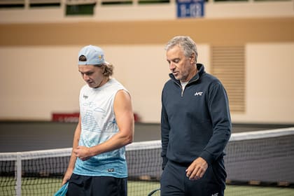 El capitán Javier Frana junto a Marco Trungelliti, uno de los jugadores que debutará en la Copa Davis