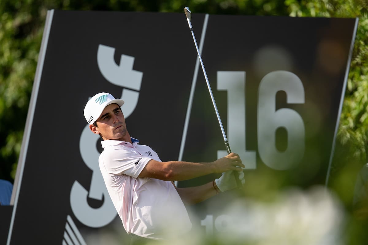 El capitán Joaquín Niemann, de Torque GC, ejecuta un golpe desde el tee del hoyo 16 durante la prime