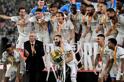 El capitán Karim Benzema va a levantar la Copa del Rey en el podio de la celebración; Real Madrid volvió a ganar el trofeo al cabo de nueve años.