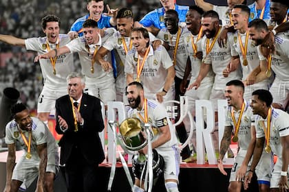 El capitán Karim Benzema va a levantar la Copa del Rey en el podio de la celebración; Real Madrid volvió a ganar el trofeo al cabo de nueve años.