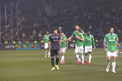 El capitán Kieran Trippier (2) y el goleador Anthony Gordon discutieron al final del primer tiempo, cuando Newcastle... ganaba por 5-0 y el número 10 había marcado cuatro tantos